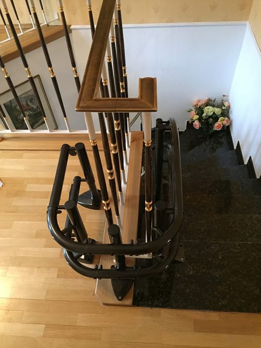 Treppenlift Stuttgart an Innenseite einer Wendeltreppe